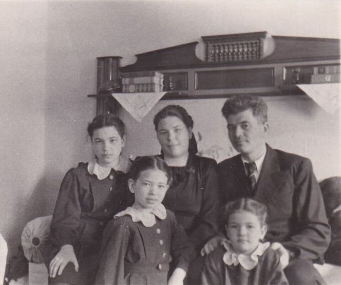 Асмолковы Василий Сергеевич и Евдокия Матвеевна с детьми