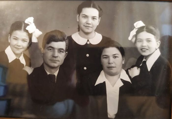 Асмолковы Василий Сергеевич и Евдокия Матвеевна с дочерьми