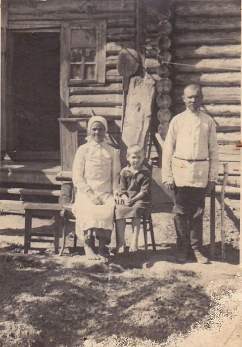 Титов Иван Федотьевич и Марина Феодоровна с дочерью Катей 1942 год