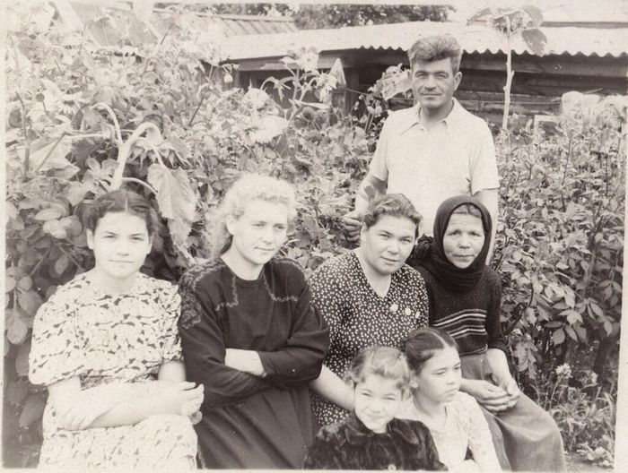 Асмолковы Василий Сергеевич и Евдокия Матвеевна с детьми и родными