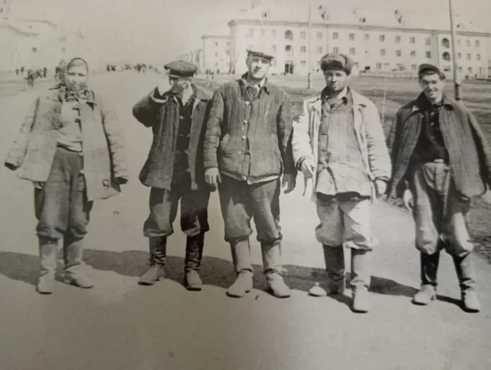 Бригада каменщиков КСУ на ул. Новая