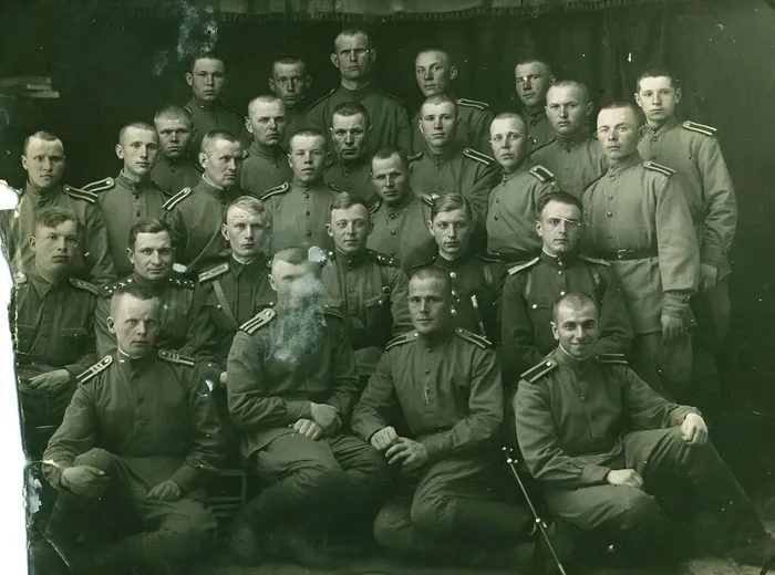 Сумское артиллерийское училище 28.05.1943 г. (средний ряд,крайний слева Ющенко Н.П.)