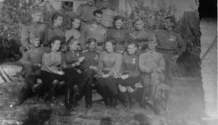 Шевкова (Галактионова) Александра Асафовна  сидит слева
