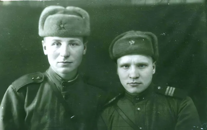 Ющенко Николай Павлович (справа) 17.02.1943 г.
