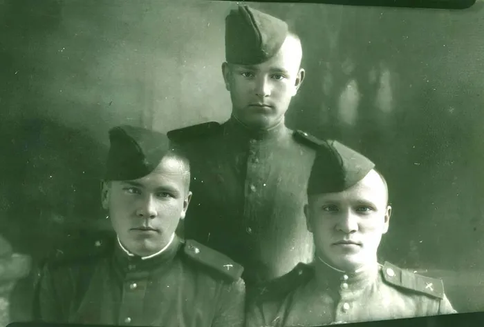 Ющенко Николай Павлович (справа) 27.05.1945 г.