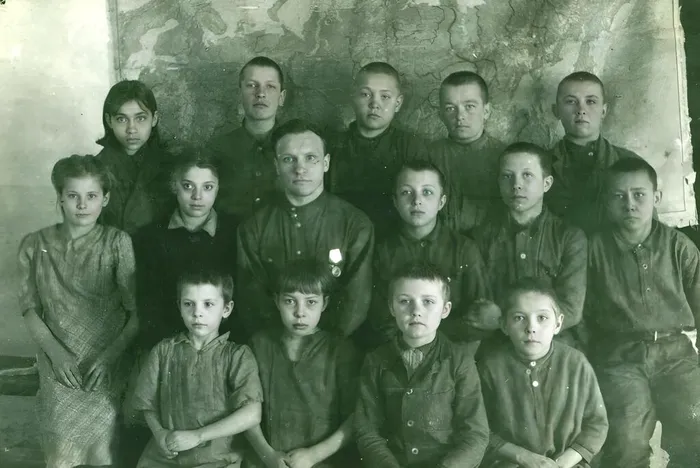 Ющенко Н.П. среди учеников 06.03.1947 г.