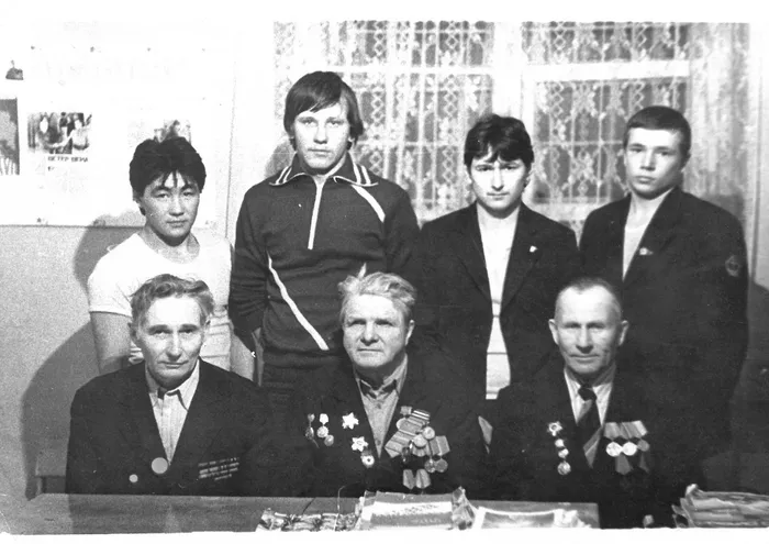Сухоруков Александр Ильич с ветеранами Богданович Николаем Ильичом (слева) и Исаковым Василием Алексеевичем (справа) на встрече с молодыми ребятами