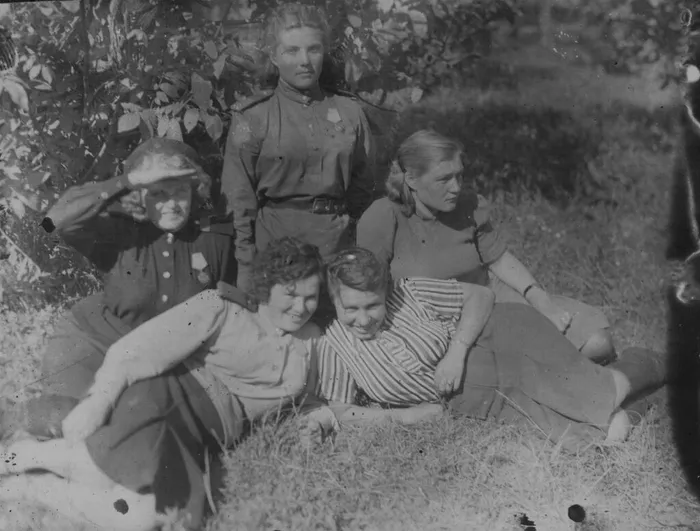 Шевкова (Галактионова) Александра Асафовна слева внизу