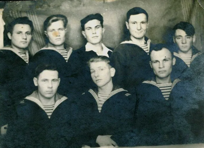 Хлебников Александр Петрович (верхний ряд в центре) 16.12.1949 г.