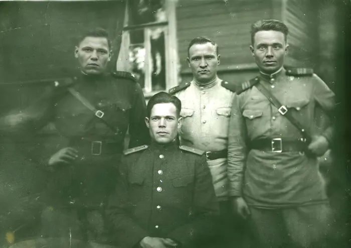 Ленинградский Фронт город Луга ул. Большая Заречная, 71а 1944 г. Ющенко Николай Павлович в центре