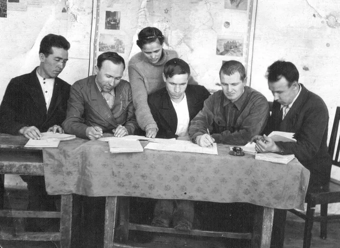 Школа в с.Оселки, второй справа Сятрайкин Александр Иосифович