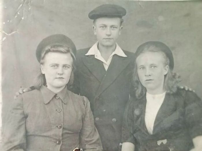 Лидия Яковлевна Кокырца со своим братом и сестрой
