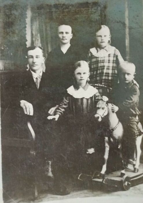 семья Каява Якова Матвеевича (1930 г.) со своей супругой и детьми. Возле лошадки стоит Каява Лидия Яковлевна