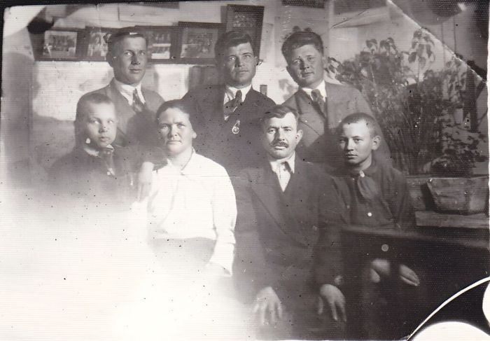 Сергей Андреевич и Софья Федоровна Асмолковы со своими детьми, когда они были маленькие