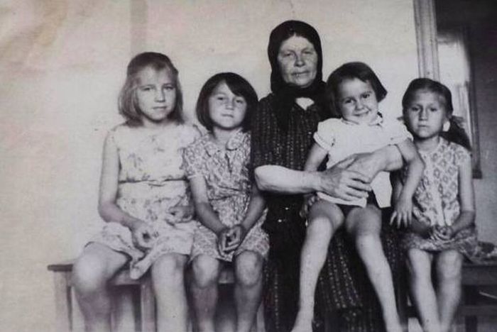 Яковлевы Оля, Наташа, Рита и Валя  с бабушкой Еленой Федоровной