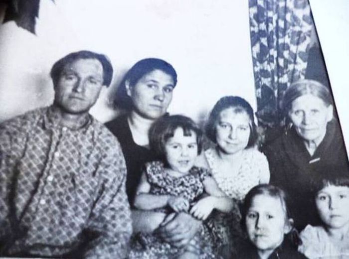 Семья Яковлевых с бабушкой Марией Александровной