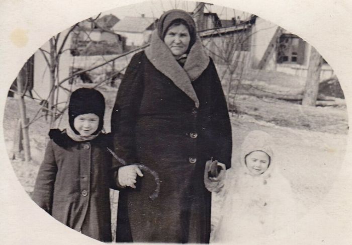 Софья Фёдоровна с внучками