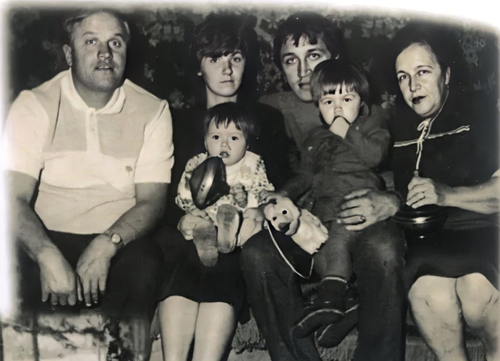 Слева Алексей Иванович, далее жена сына – Жанна, Олег и их дети - Женя и Оля, справа – Горшкова Алла Дмитриевна, август 1996 года.